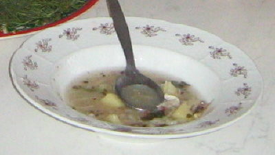 talíř s polévkou